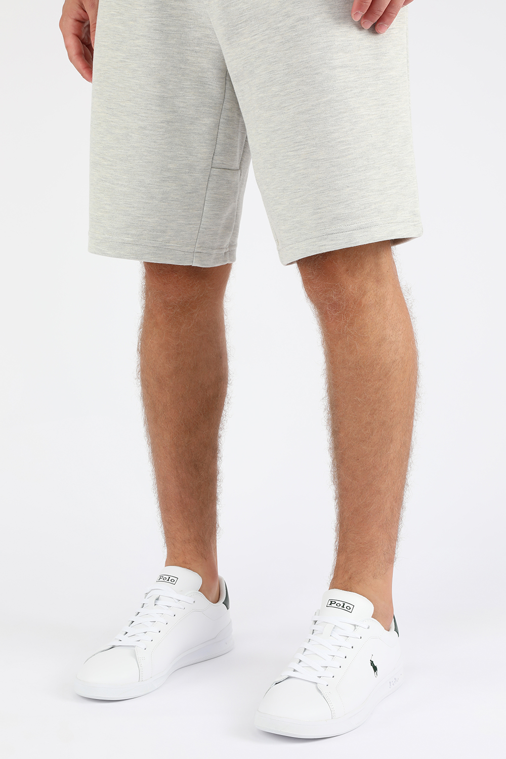 תמונת כל הלוק של נעלי סניקרס קלאסיות מעור